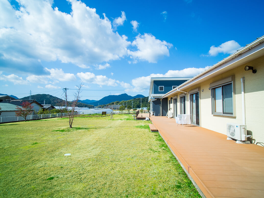 おかげさんの縁側から 広々とした庭